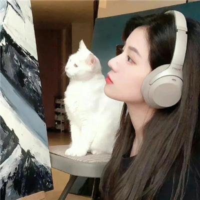 穿黄睡衣的女孩 海报